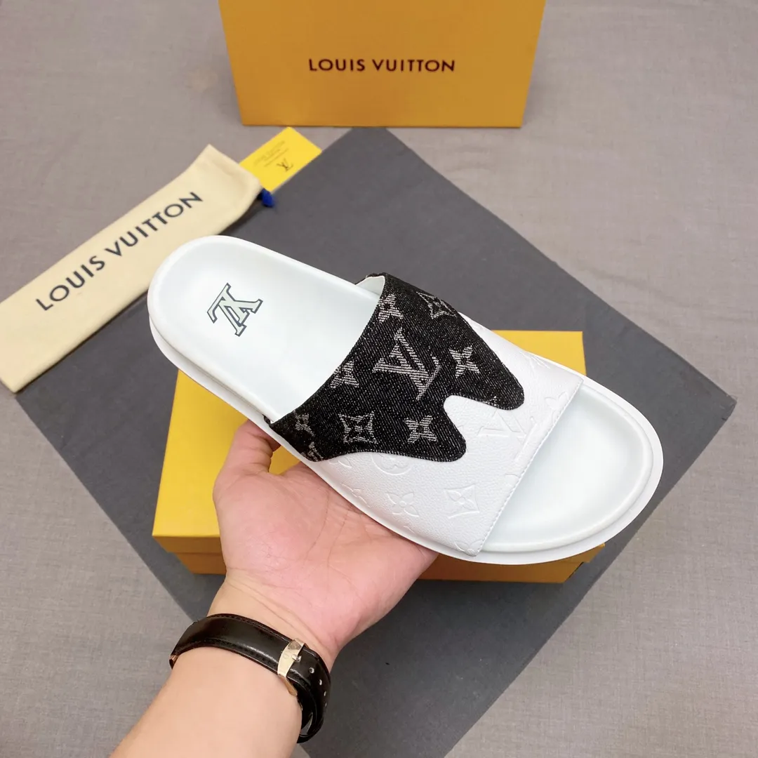 P300 🔍Top purchasing agent LV men's spring and summer slippers counter synchronization. The uppers are made of cowhide fabric imported from Italy, with logo graphics and high-quality craftsmanship. The soles are: original soles specially provided by the original factory. Exclusive molded soles are super comfortable. Original factory follow-up orders. 🔍🔍High quality. You can enter and leave the counter at will. Welcome to compare. Code number 38-45 No. 058